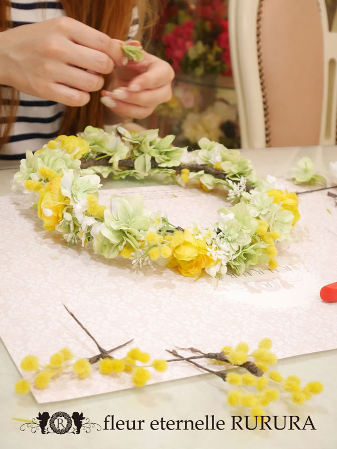 黄色いミモザの花かんむり